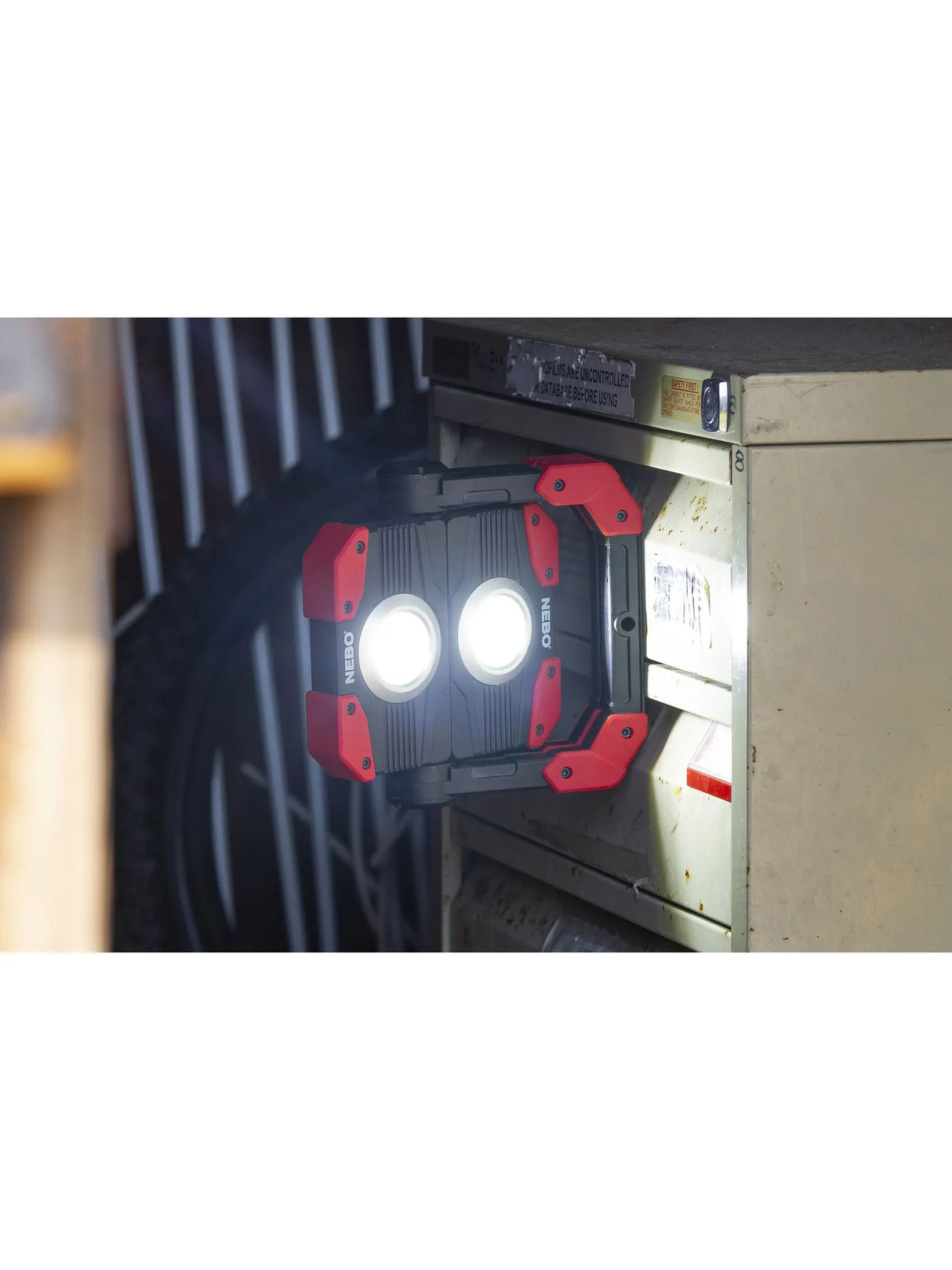OMNI2K 2000 Lumen omnidirektionale Arbeitsleuchte mit Powerbank – NEBO